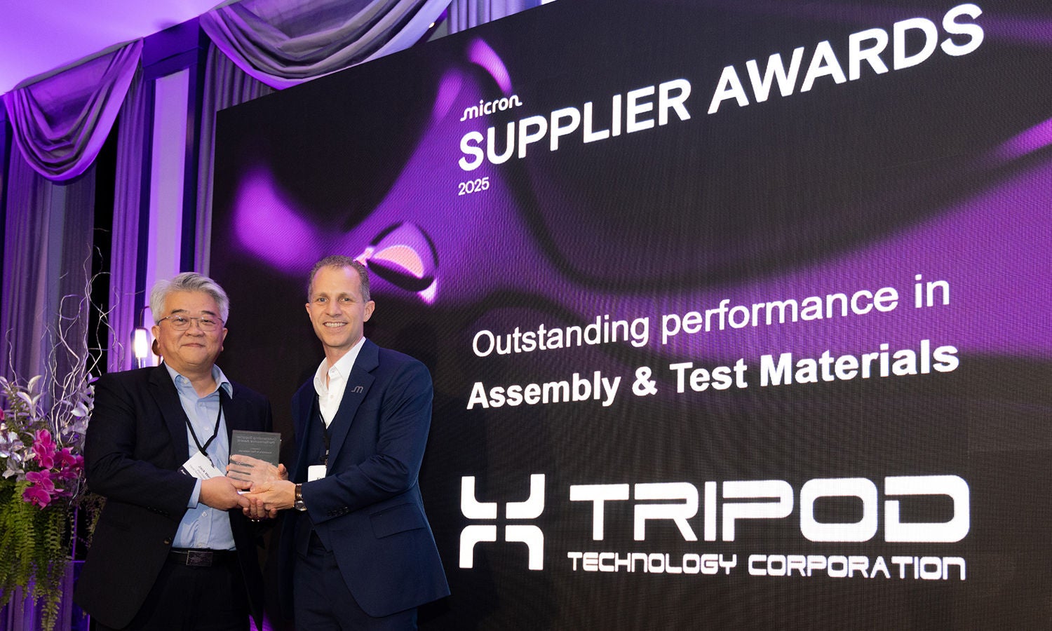 Kris Wilburn presenting the Outstanding Performance Award to Henry Faun